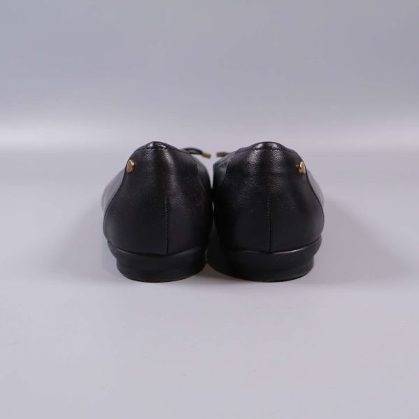 Bakre vy på ballerinaskor som visar hälparti och söm