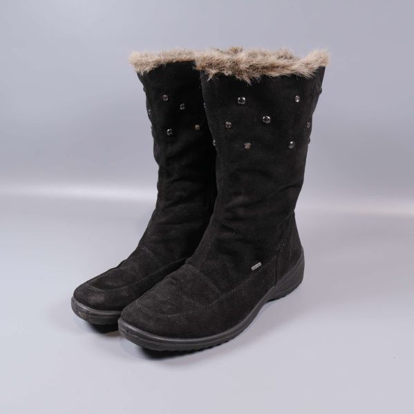 Svarta vinterstövlar med fuskpäls och dekorationer, sida