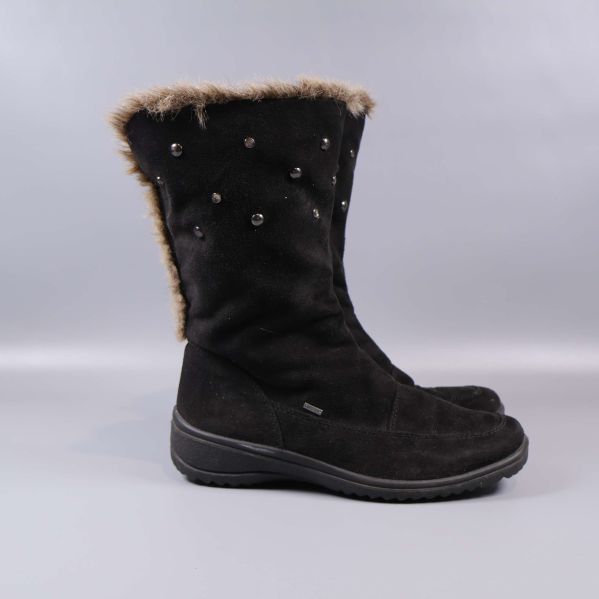 Vinterstövel sedd från sidan visar grov yttersula