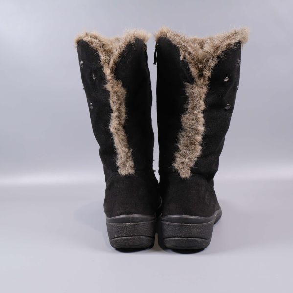 Baksida av vinterstövlar med synlig pälskant