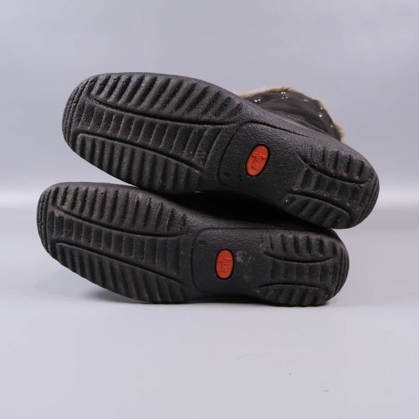 Undersidan av stövlar visar mönstrad sula med grepp