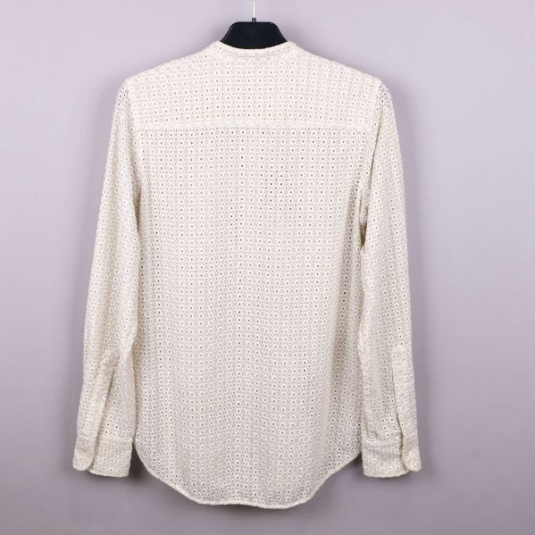 Baksida av vit skjorta