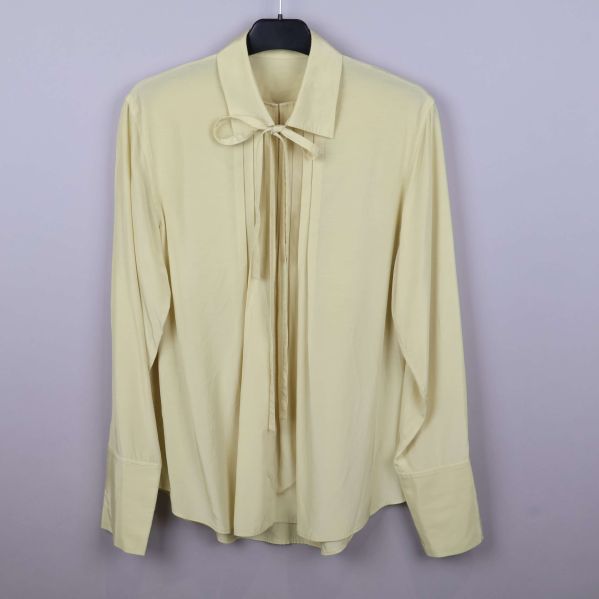 Framifrån av ljusklar blus