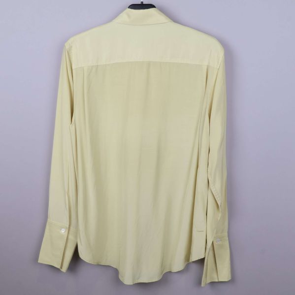 Baksidan av ljusklar blus