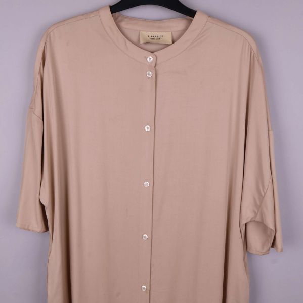 Lång skjorta bakifrån