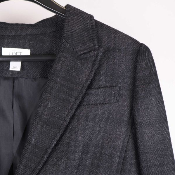 Rutigt tyg och knapp framtill