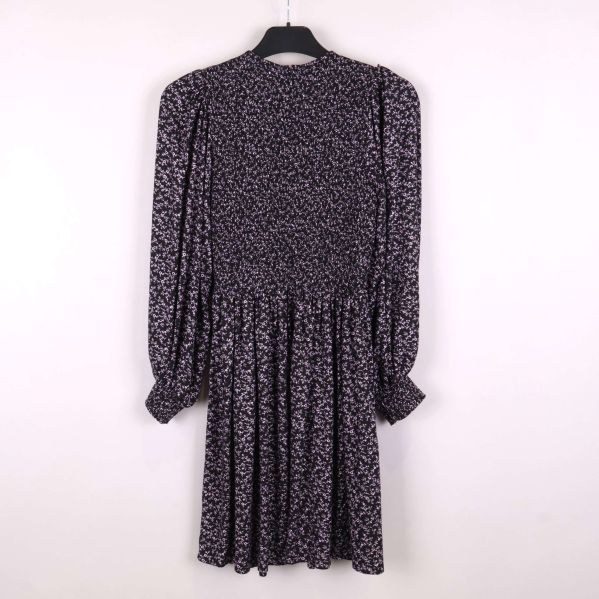 Blommönstrad klänning bakifrån