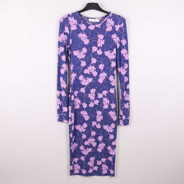 Klänning med blommönster fram