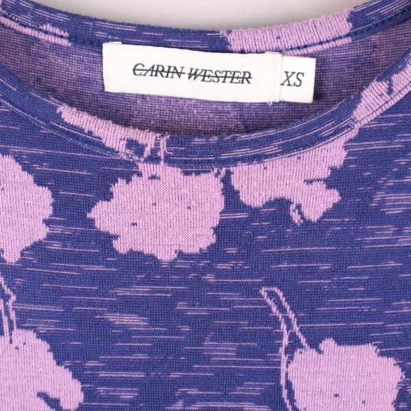 Närbild på logotyp och storlek