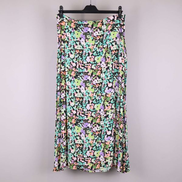 Flerfärgad blommig kjol