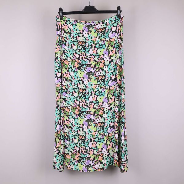 Baksidan på blommig kjol