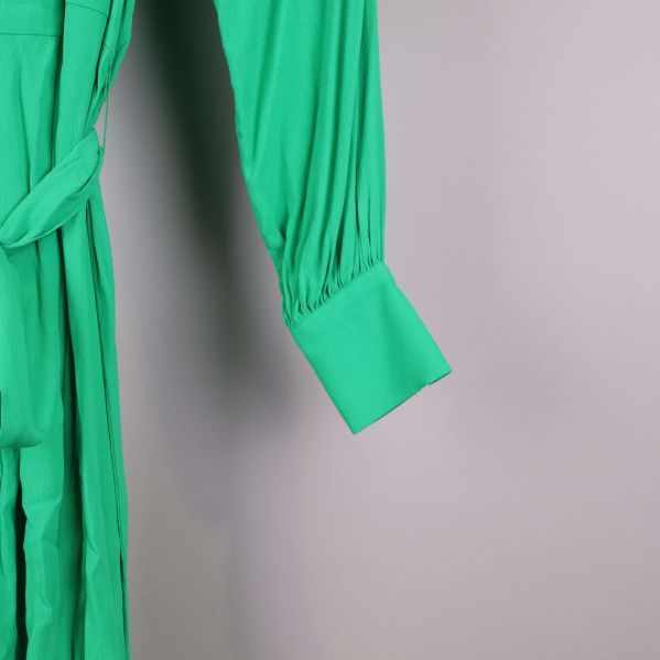 Detaljerad krage på klänning