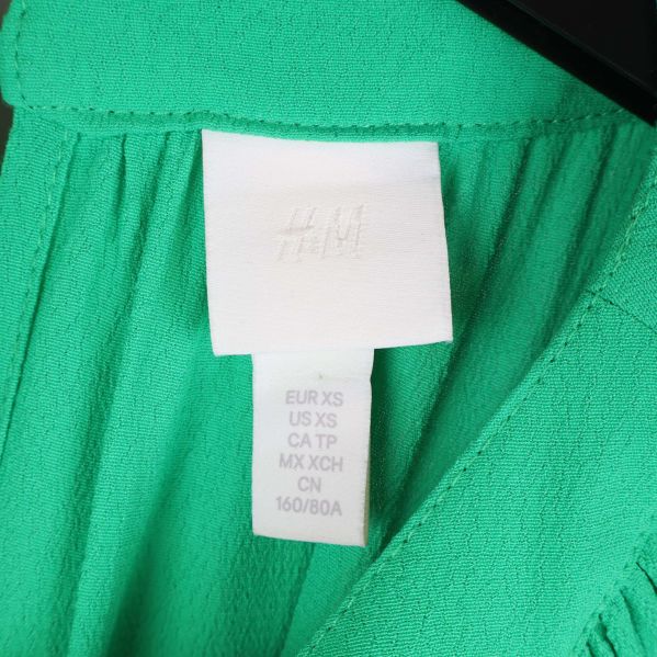 Detaljerad krage på klänning