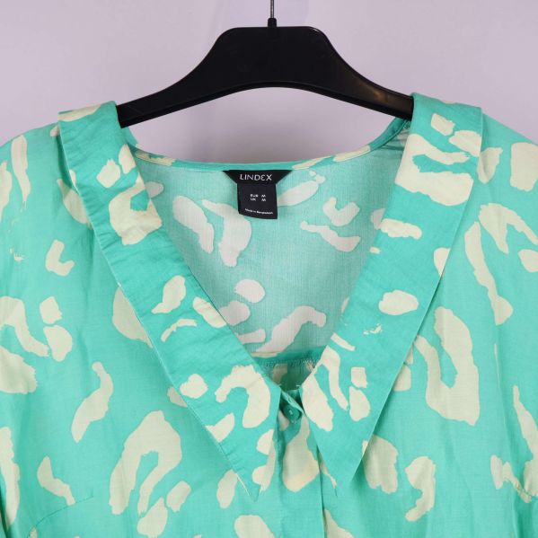 V-ringad halslinje på blus