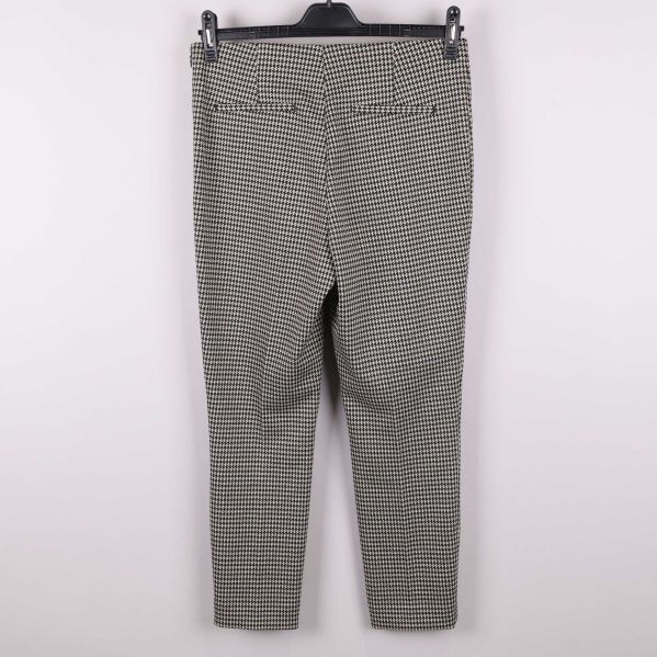 Mönstrade byxor bakifrån