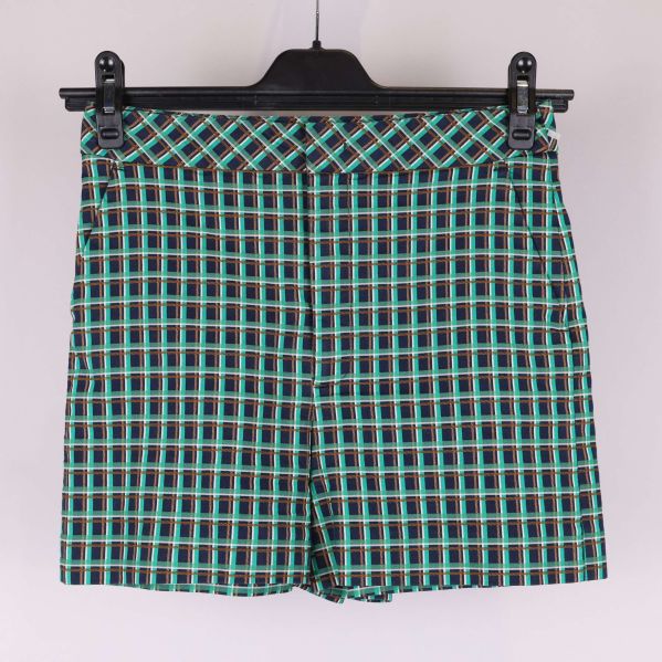 Framsida av rutiga shorts