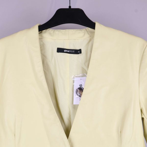 Kavaj med synligt märke