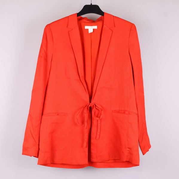 Röd kavaj framifrån