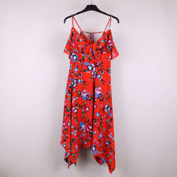 Framsida av blommig klänning