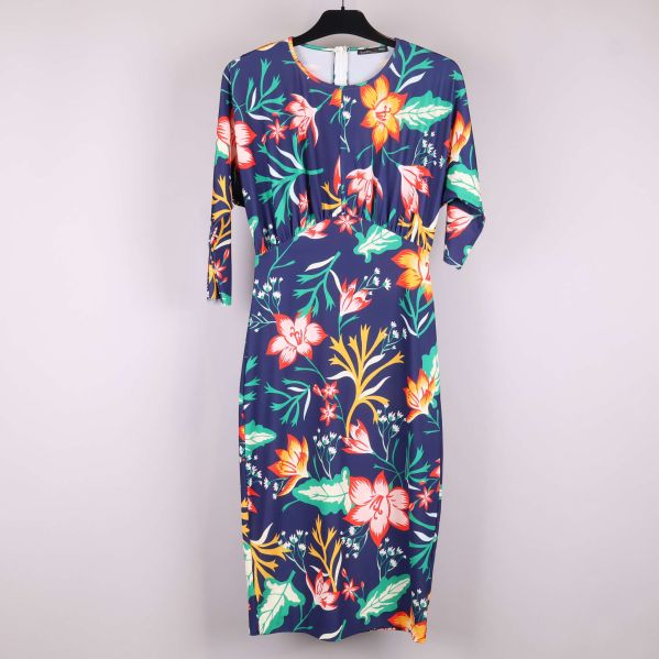 Framsida av blommig klänning