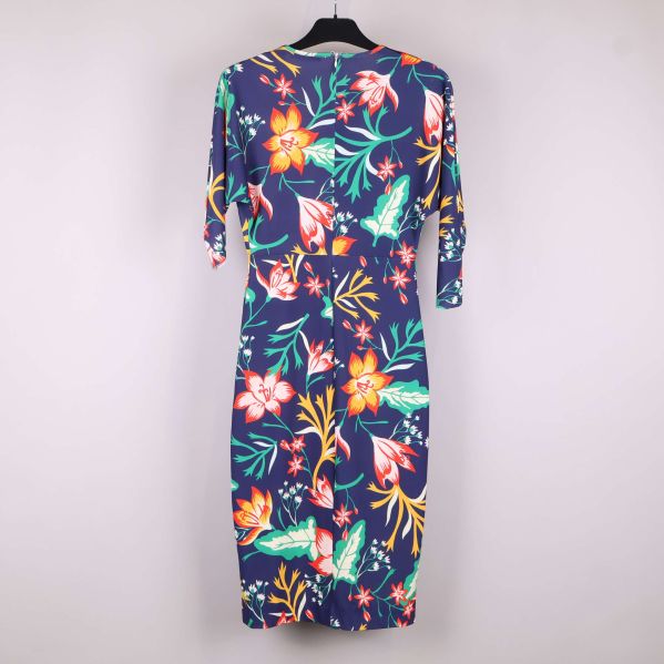 Baksida av blommig klänning