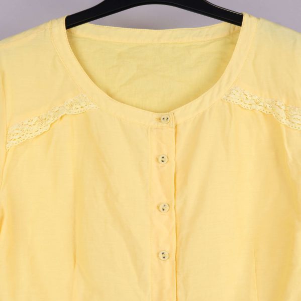 Blus med knappslå detalj