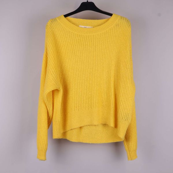 Gul stickad tröja framifrån