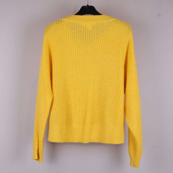 Gul stickad tröja bakifrånGul stickad tröja bakifrån