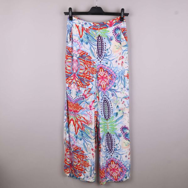 Blommiga byxor framåtvända