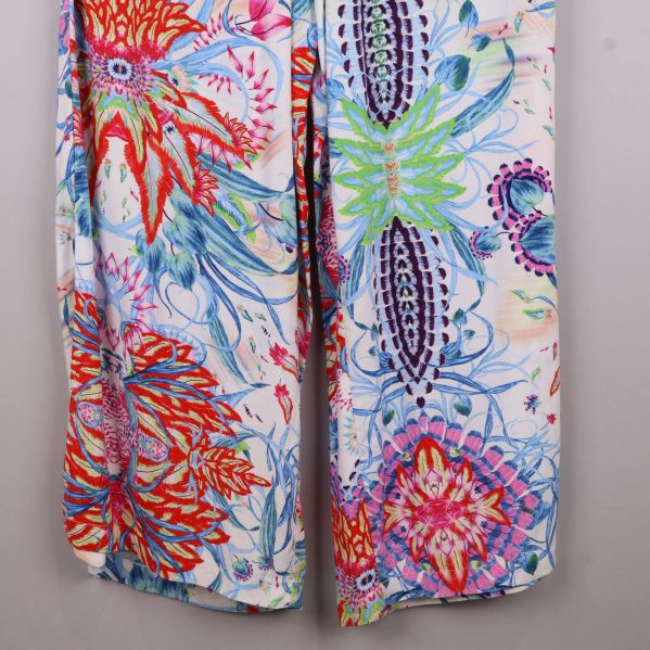 Byxbenens blommiga detaljer