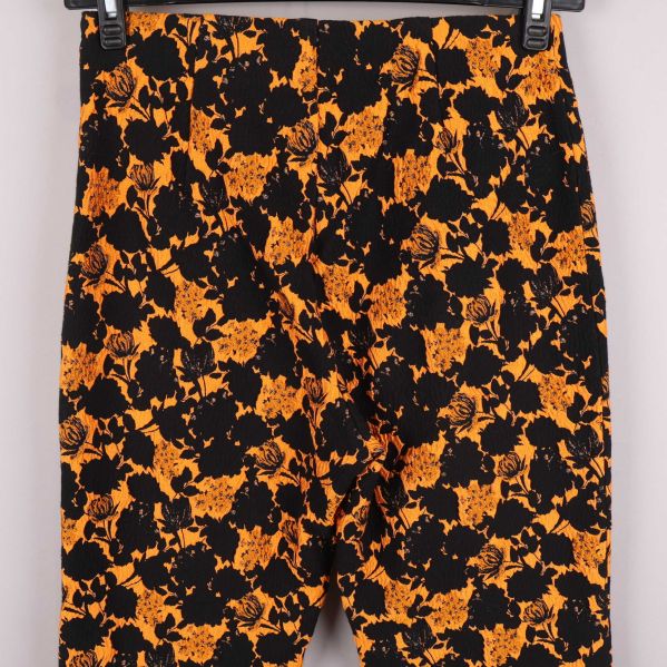 Baksida av färgglada byxor