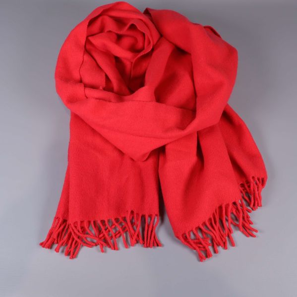 Röd halsduk vikt och upplagd med synliga fransar