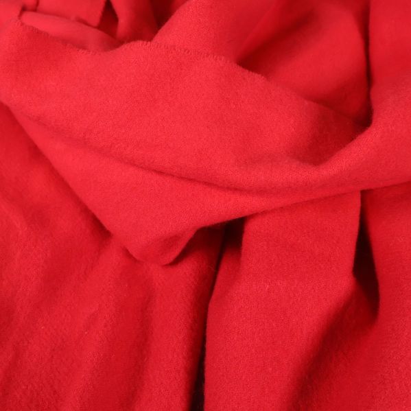 Närbild på rött mjukt tyg utan synlig etikett