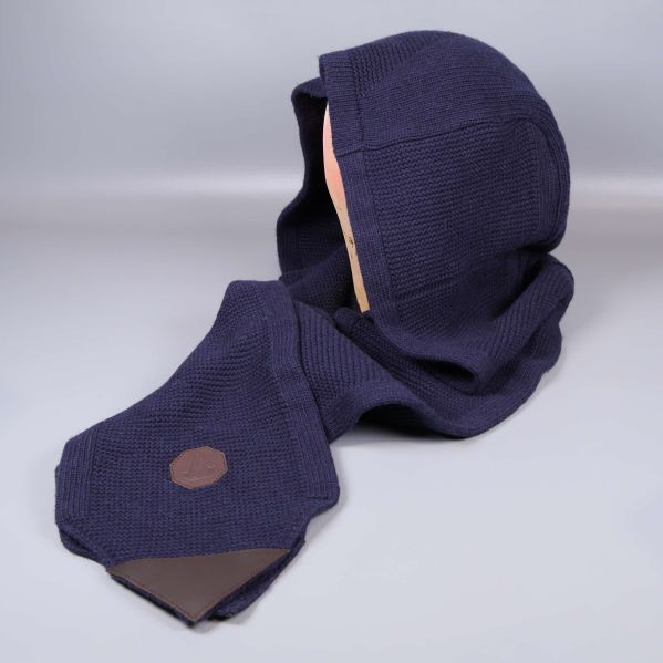Stickad mörkblå huva med lång halsduk i grov struktur