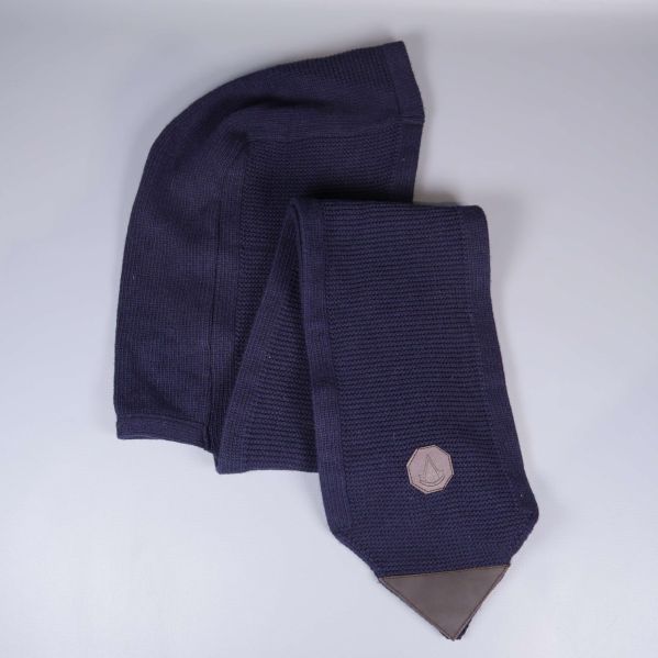 Stickad huva och halsduk vikt med rund logopatch och förstärkt kant