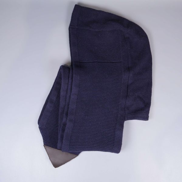 Stickad huva och halsduk i blått sett ovanifrån