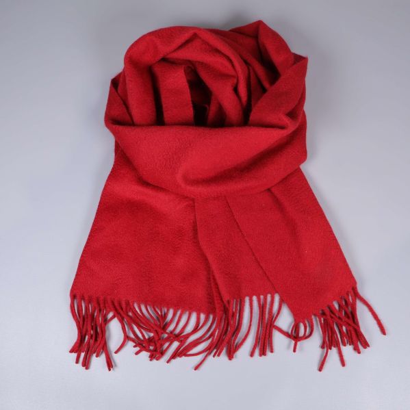 Röd kashmirhalsduk hopvikt med synliga fransar