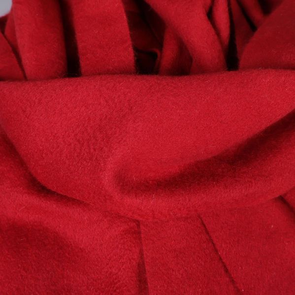 Materialets struktur på röd kashmirhalsduk syns nära