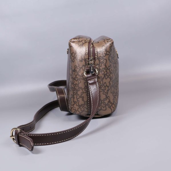 Sidovy av väskan visar dragkedja och sömdetaljer