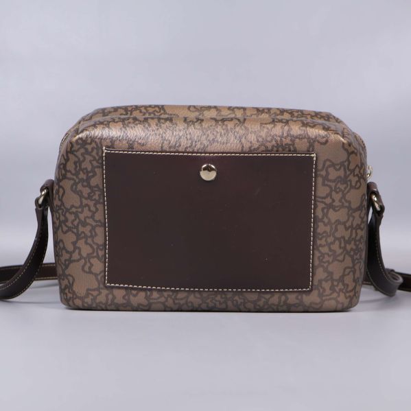 Baksidan av väskan med ficka och knapp visas