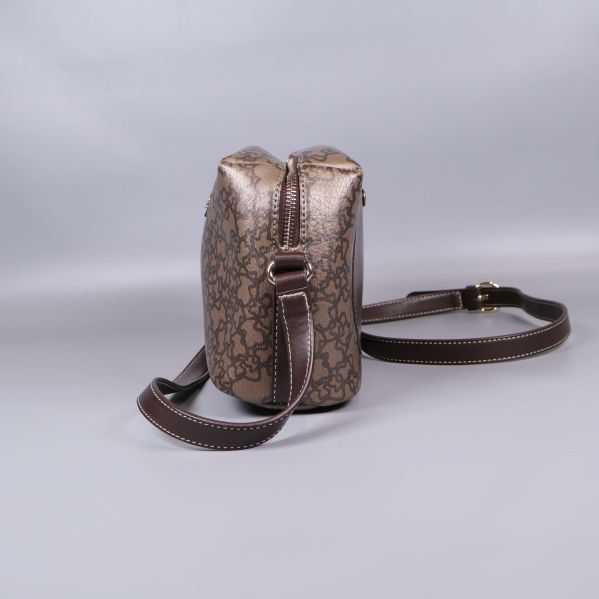 Väskans sida och rem med synliga sömmar