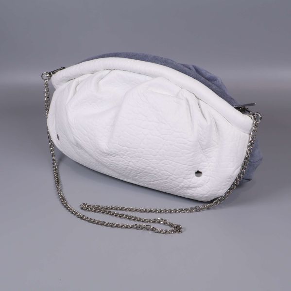 Väska med vit texturerad och blå mjuk utsida