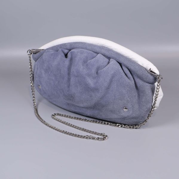 Väska i blått och vitt med kedjerem bakifrån