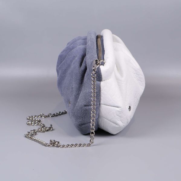 Sidovy på tvåfärgad väska med kedjerem