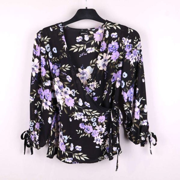 Blommig blus med knytärmar