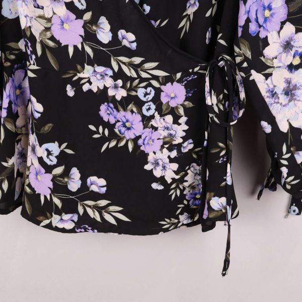 Blommigt mönster vid nerkant