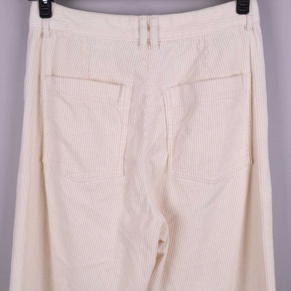 Detaljbild på midja och etikett