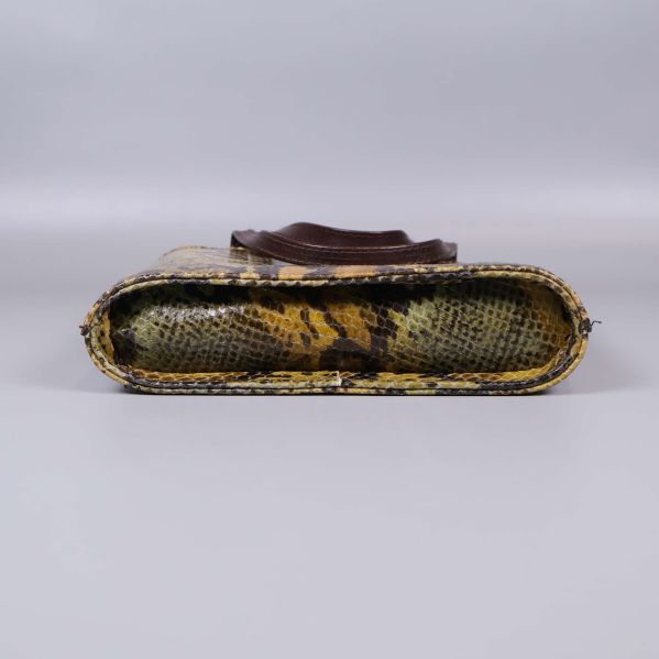 Botten av väska med tydligt ormmönster