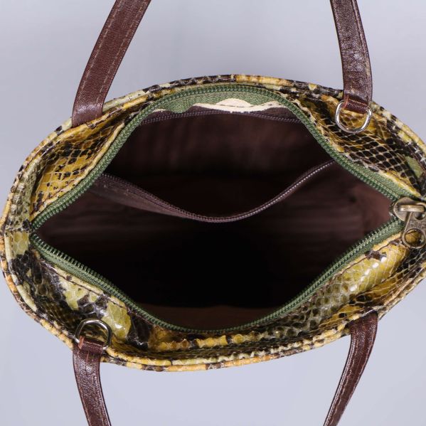 Öppen väska med dragkedja och innerfack synliga