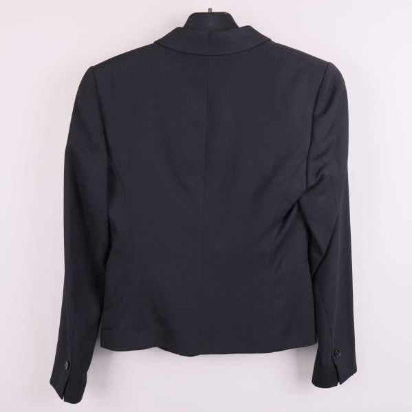 Helbild bakifrån på svart kavaj med enkel rygg